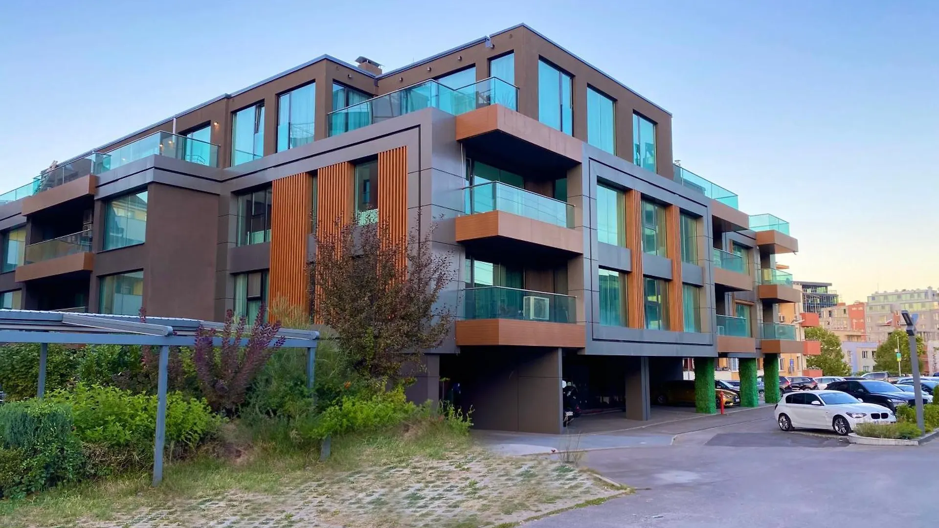 Emirates Lux Apartment And Parking Sofia